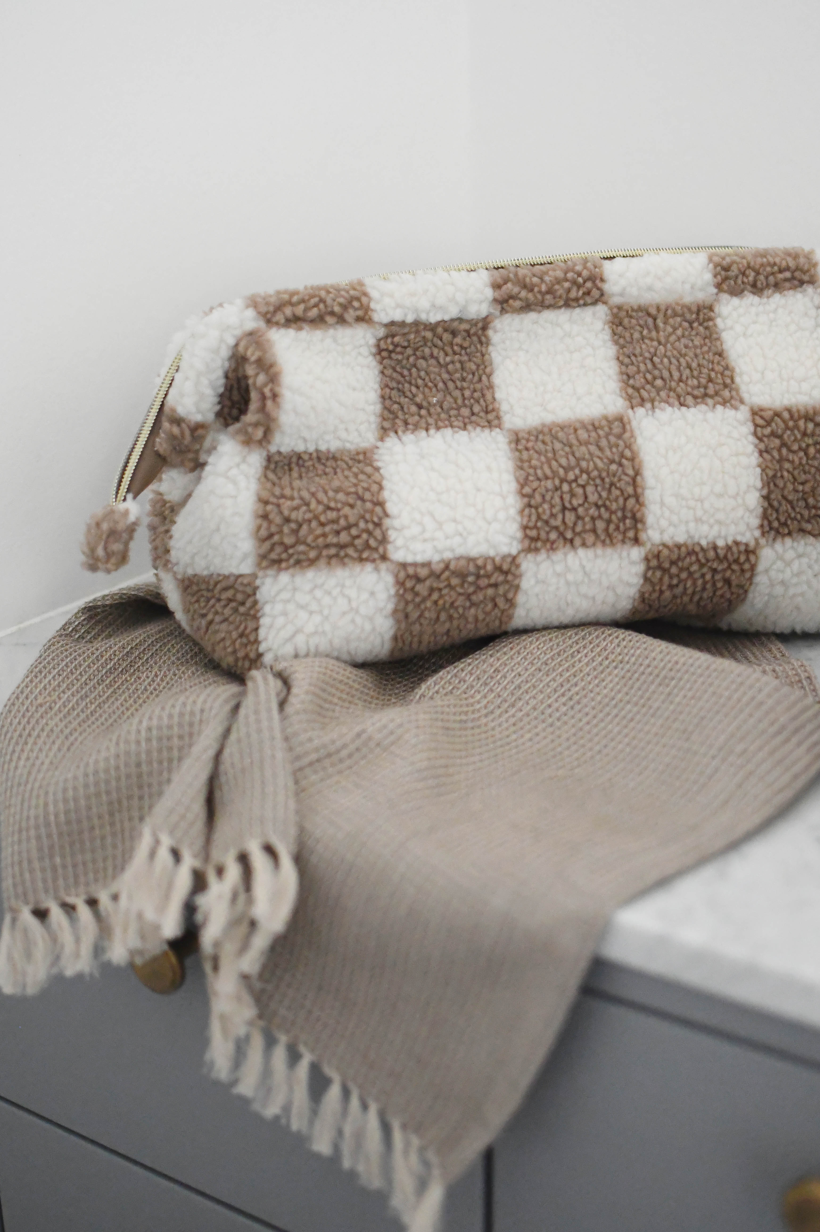 Toilettaske, brun/hvid - 12x28 cm.